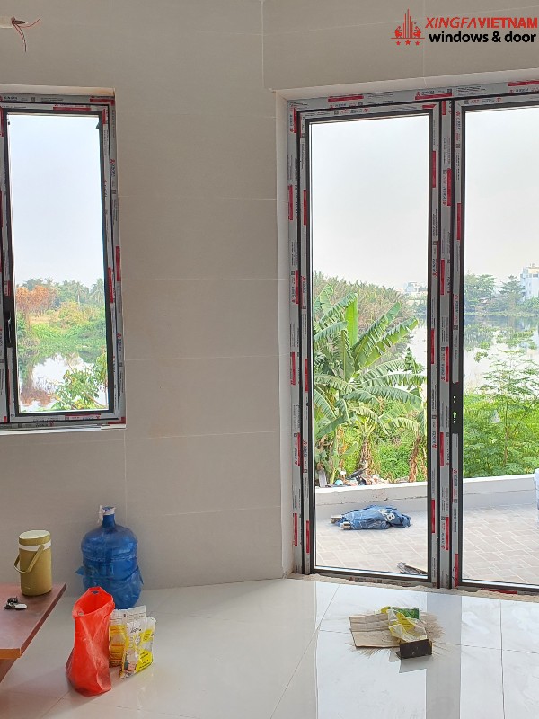 View ban công từ cửa đi mở quay 2 cánh và cửa sổ mở quay 2 cánh nhôm Xingfa