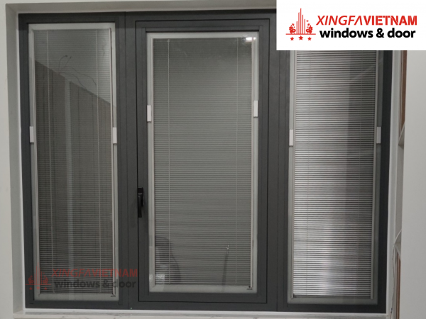 Cửa sổ mở quay 1 cánh kết hợp 2 vách cố định