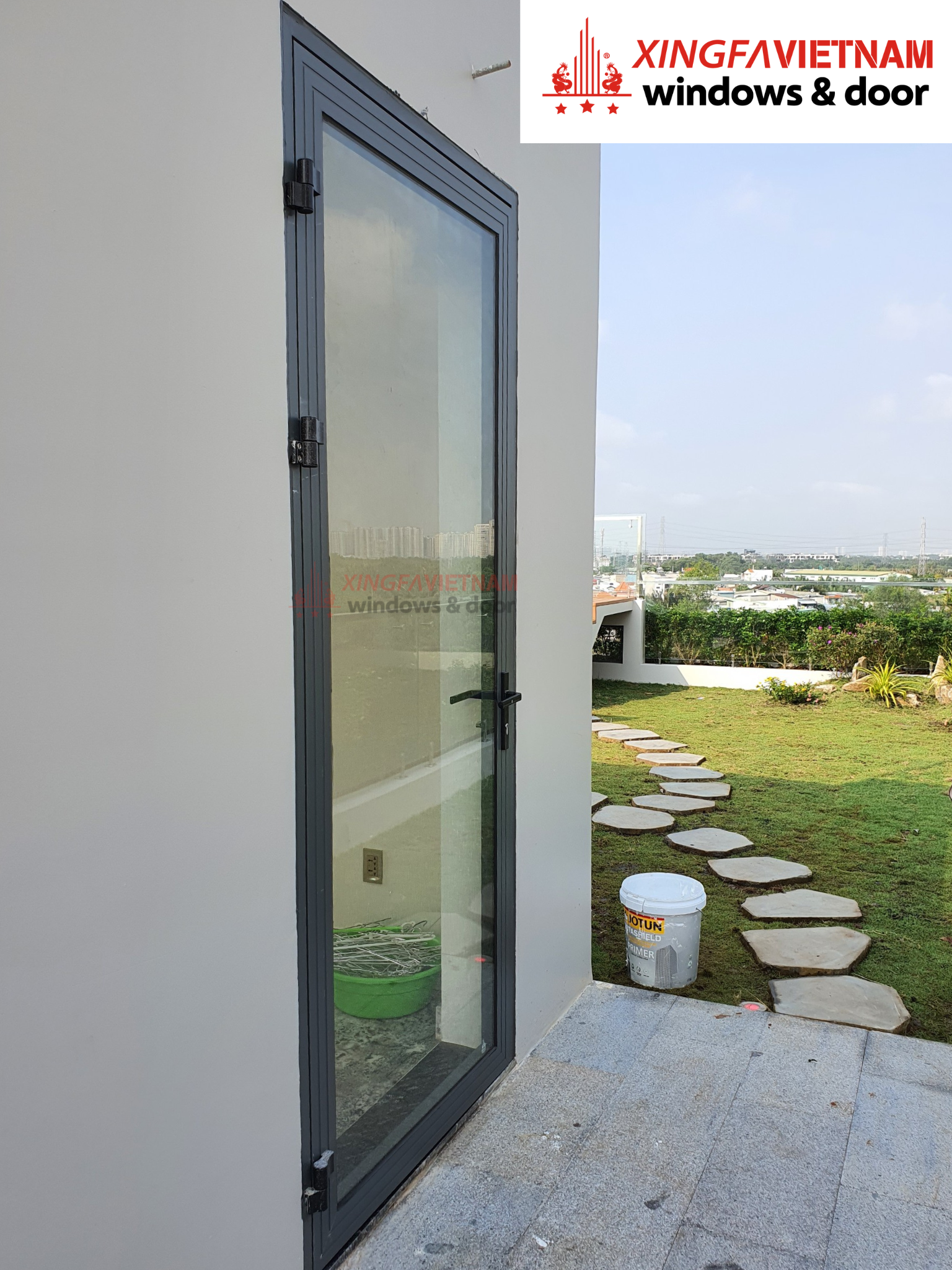 Thi công lắp đặt cửa đi mở quay nhôm Xingfa chính hãng