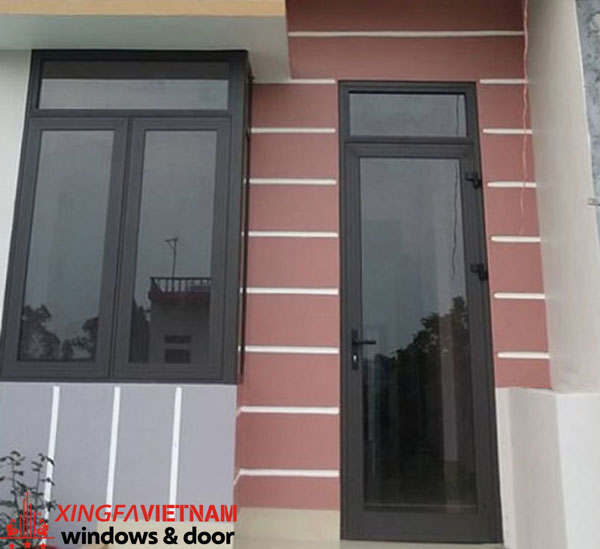 Cửa đi mở quay 1 cánh Xingfa màu đen tuyền tại công trình thực tế