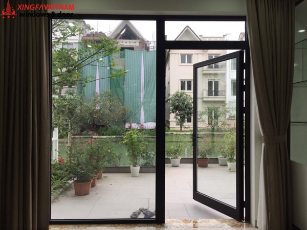 Cửa đi mở quay 1 cánh Xingfa kèm vách kính cố định