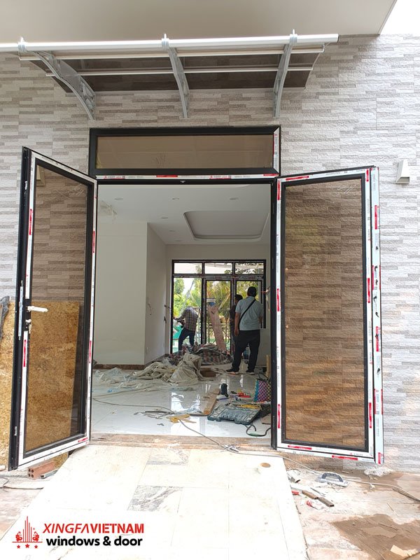 Cửa đi mở quay 2 cánh nhôm Xingfa nhà anh Bảo ở Thủ Đức TPHCM