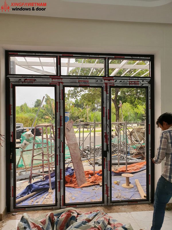 Cửa đi mở quay 3 cánh nhôm Xingfa nhà anh Bảo ở Thủ Đức TPHCM