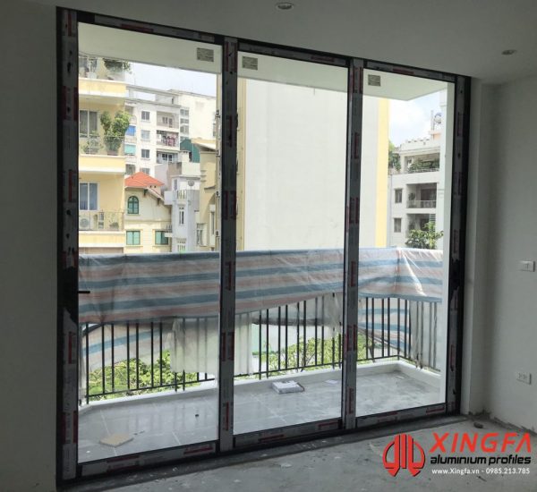 Cửa ban công mở trượt 3 cánh
