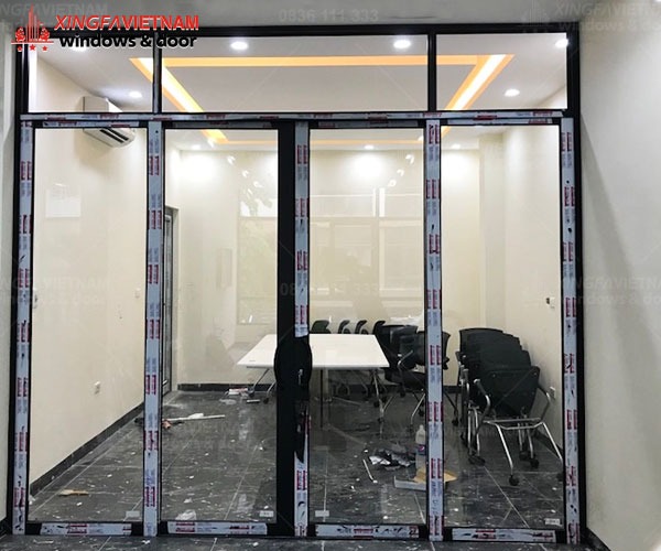 cửa đi trượt 4 cánh nhôm xingfa