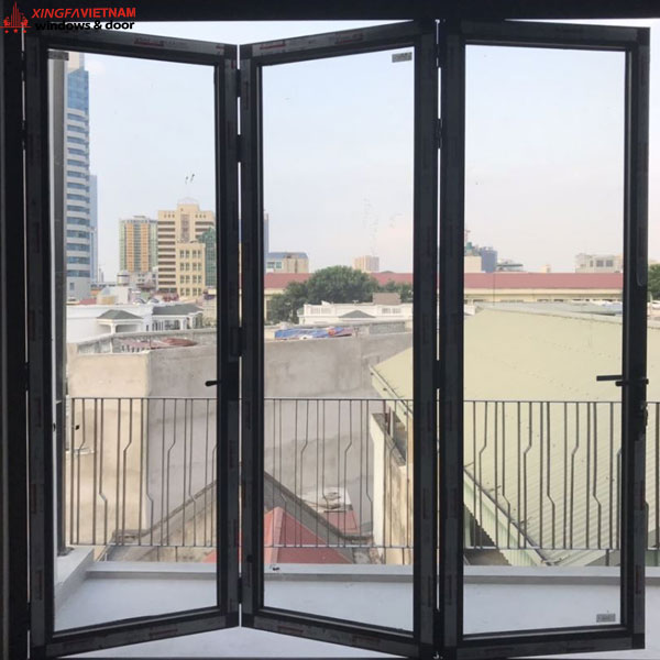 Cửa đi mở xếp gấp 3 cánh nhôm Xingfa Quảng Đông.