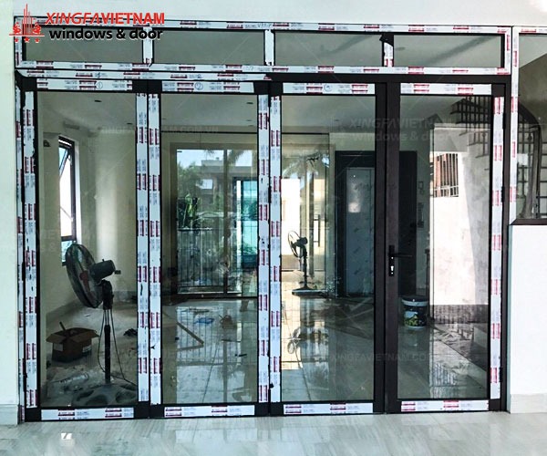 cửa đi mở xếp gấp 4 cánh nhôm xingfa
