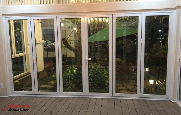 Cửa nhôm Xingfa 6 cánh lắp ở biệt thự