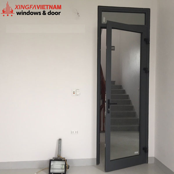 Cửa đi mở quay 1 cánh nhôm Xingfa dùng cho cửa thông phòng