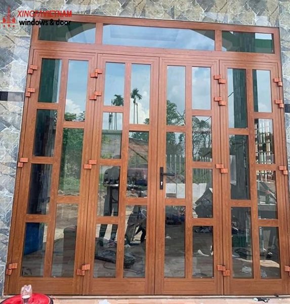 Cửa đi mở quay 4 cánh nhôm Xingfa màu vân gỗ