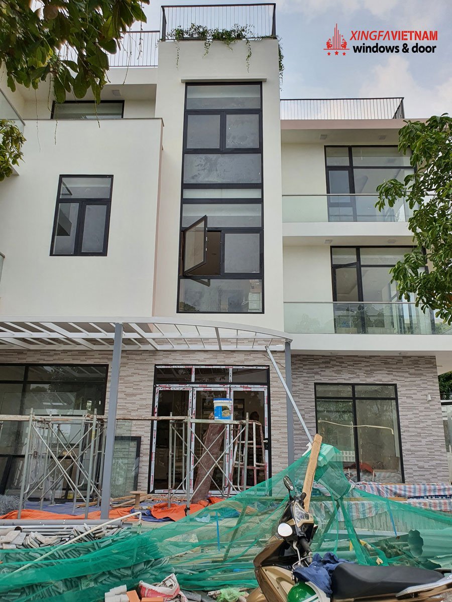 Cửa sổ mở quay 2 cánh kết hợp vách kính cố định nhôm Xingfa chính hãng tại nhà anh Bảo ở Thủ Đức