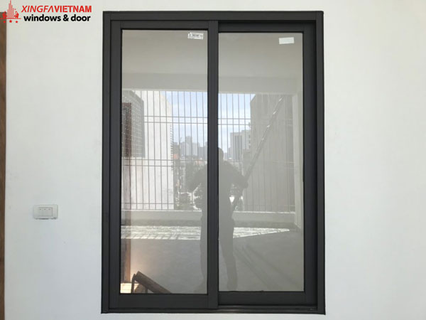 Cửa sổ mở trượt 2 cánh nhôm Xingfa màu xám ghi.