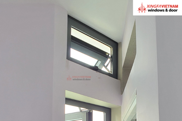 Đặc điểm nổi bật cửa sổ mở quay 2 cánh nhôm xingfa hệ 55: Mẫu cửa này được ưu tiên lựa chọn cho những kiến trúc có khoảng không gian hẹp giúp lấy tối đa độ thông thoáng mà không ảnh hưởng đến diện tích sử dụng bên trong. Cửa sổ mở quay 2 cánh nhôm xingfa hệ 55 có khuôn làm từ thanh profile có thiết kế dạng hộp được chia thành nhiều khoang nhỏ, kết hợp với hệ gioăng cao cấp và phụ kiện Kinlong đồng bộ chính hãng nên cách âm, cách nhiệt tốt phù hợp với mọi điều kiện khí hậu ở Việt Nam. Với công nghệ ép góc tiên tiến hiện nay, cửa sổ mở quay 2 cánh nhôm xingfa hệ 55 đảm bảo độ cứng, vững cùng độ kín khít cao, có khả năng chịu áp lực cực tốt. Cửa sổ mở hất: Cửa sổ mở hất 1 cánh nhôm Xingfa Quảng Đông là thiết kế cửa rất được ưa chuộng hiện nay. Đây là loại cửa không thể thiếu để có một không gian đẹp và sang trọng. Với góc mở tối đa 45 độ, thiết kế cửa sổ mở hất 1 cánh nhôm Xingfa có khả năng chống chọi mọi thời tiết khắc nghiệt tại Việt Nam.