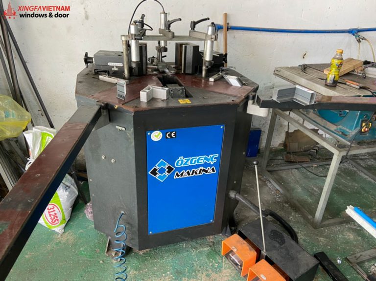 Máy ép ke góc tự động hóa CNC.