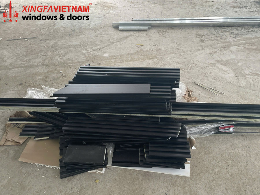 Hình ảnh thực tế tiến độ lắp đặt mái lợp nhôm tại Thủ Đức