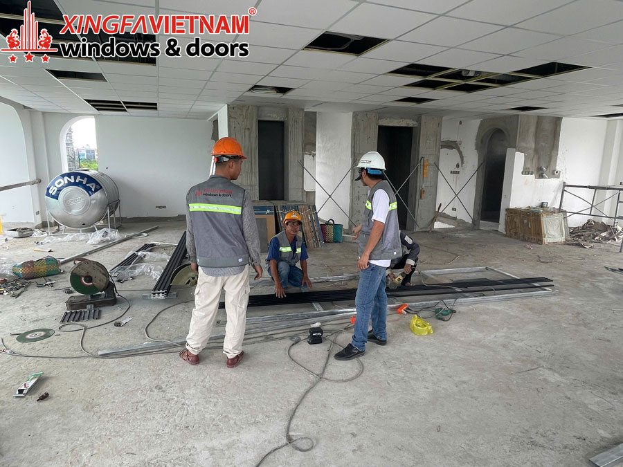 Hình ảnh thực tế tiến độ lắp đặt mái lợp nhôm tại Thủ Đức