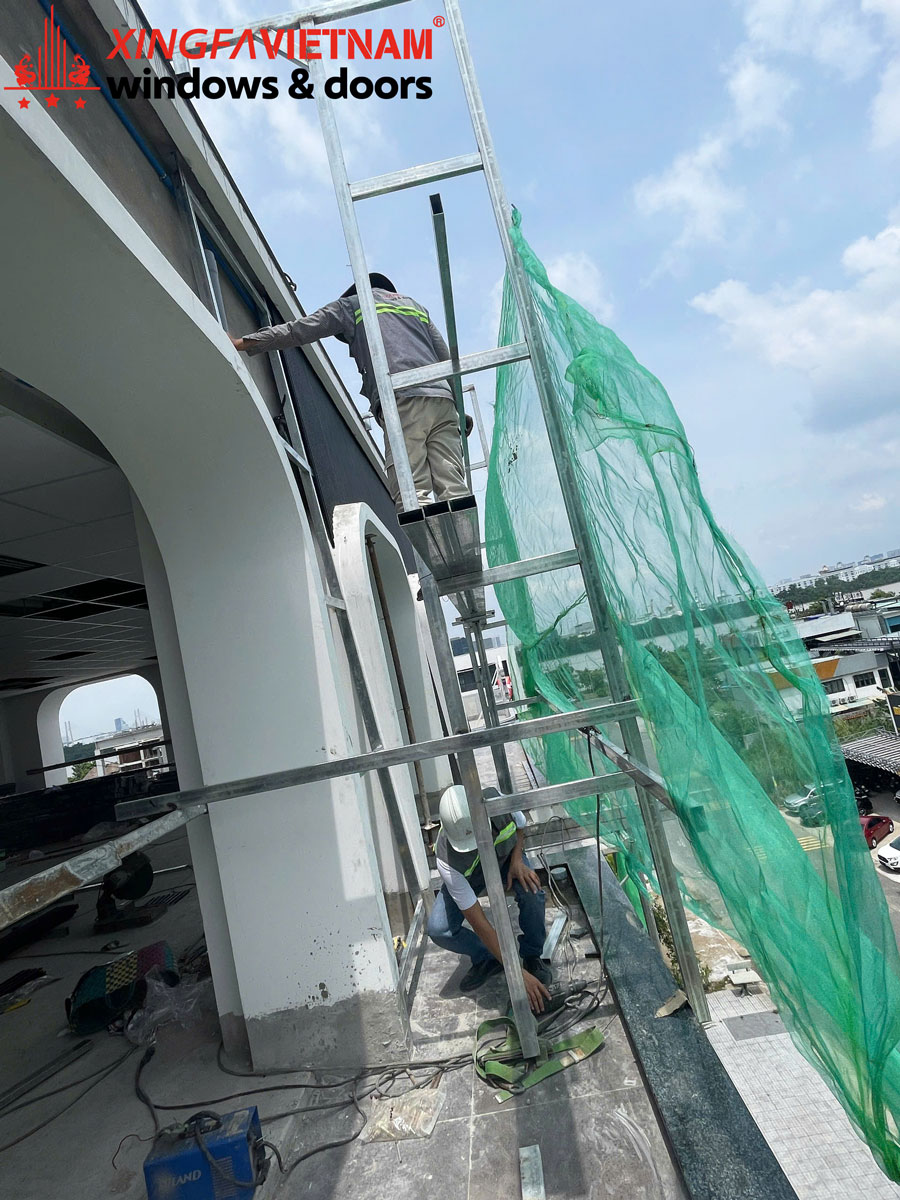 Hình ảnh thực tế tiến độ lắp đặt mái lợp nhôm tại Thủ Đức