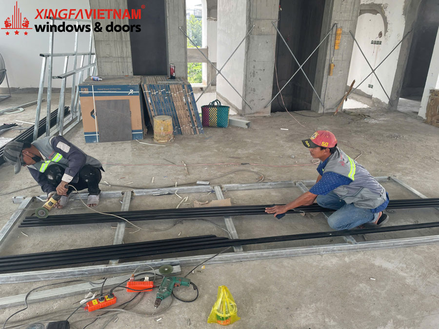 Hình ảnh thực tế tiến độ lắp đặt mái lợp nhôm tại Thủ Đức