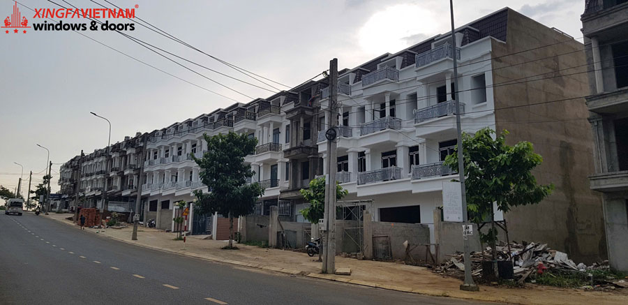 Hình ảnh thực tế thi công lắp đặt cửa nhôm Cho Dự Án Nam Phương City tại TP. Bảo Lộc