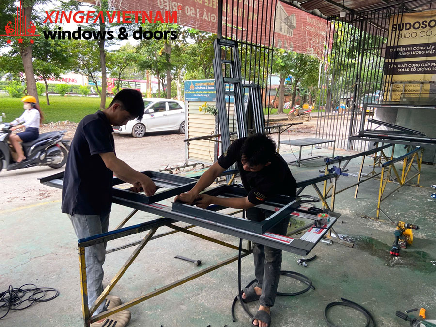 Hình ảnh sản xuất cửa nhôm Xingfa tại xưởng