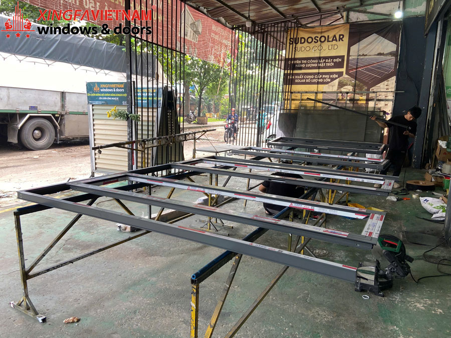 Hình ảnh sản xuất cửa nhôm Xingfa tại xưởng
