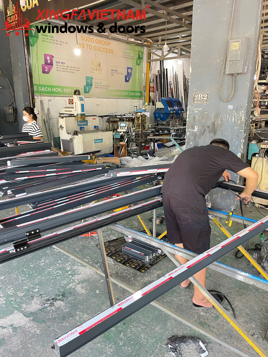 Hình ảnh sản xuất nhôm cho nhà anh Hiếu tại xưởng