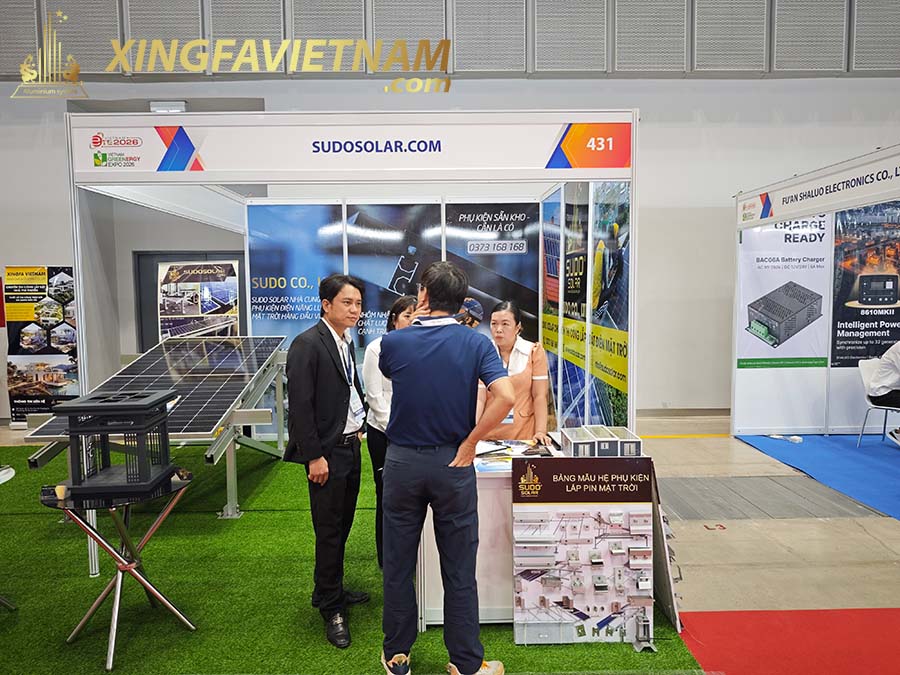 Khách hàng tham khảo phụ kiện tại Triển lãm Vietnam ETE & Greenergy Expo