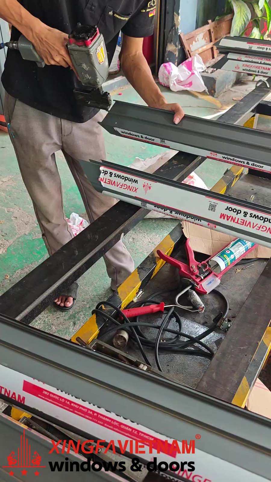 Anh Bình Dùng Súng Hơi Tạo Lỗ để Ke Góc Cửa
