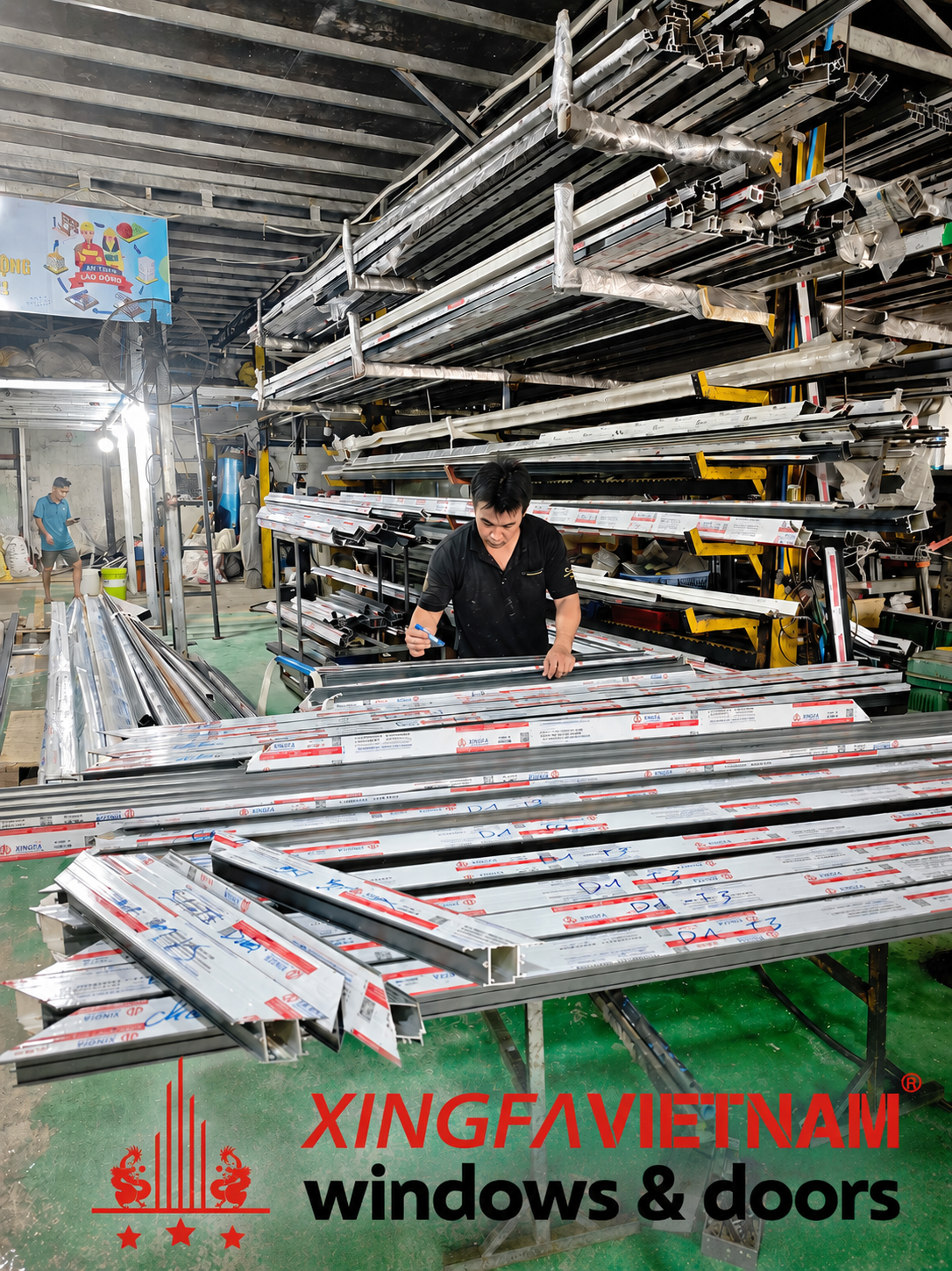 Anh Hữu đang Cắt Nhôm Com