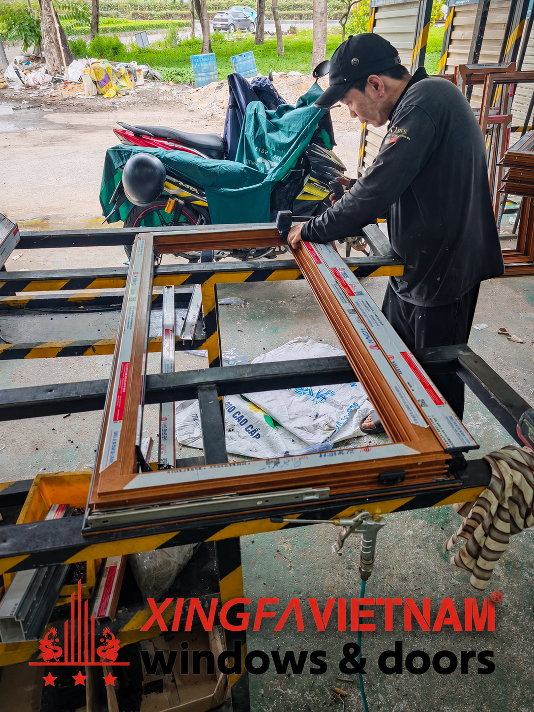 Anh Thọ đang Kiểm Góc Com